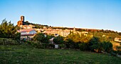 Frankreich, Ardeche, Mirabel, ehemaliges befestigtes Dorf oberhalb des Auzon-Tals, Mirabel-Turm ist ein Überbleibsel einer der beiden Burgen, die während der Religionskriege zerstört wurden