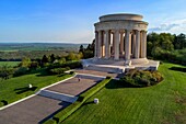 Frankreich, Meuse, Regionalpark Lothringen, Cotes de Meuse, Denkmal für amerikanische Soldaten in Montsec zum Gedenken an die Offensiven der US-Streitkräfte auf dem Vorgebirge von Saint Mihiel während des Ersten Weltkriegs (Luftaufnahme)