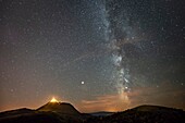 Frankreich, Puy de Dome, Orcines, Regionaler Naturpark der Vulkane der Auvergne, die Chaîne des Puys, von der UNESCO zum Weltnaturerbe erklärt, Nachtansicht des Vulkans Puy de Dome und der Milchstraße