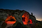 Frankreich, Puy de Dome, der regionale Naturpark der Vulkane der Auvergne, Chaine des Puys, Orcines, Nachtansicht der Höhlen des Vulkans Le Cliersou