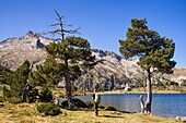 Frankreich, Hautes Pyrenees, Naturschutzgebiet Neouvielle, Neouvielle-Massiv (3091m) und Aumar-See, Wanderweg GR10