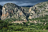 Frankreich, Alpes de Haute Provence, Parc Naturel Regional du Verdon, Dorf Moustiers Sainte Marie, gekennzeichnet als Les Plus Beaux Villages de France (Die schönsten Dörfer Frankreichs)