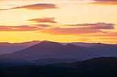 Frankreich, Ardeche, Mirabel, Sonnenuntergang über dem regionalen Naturpark Monts d'Ardeche