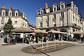 Frankreich, Loir et Cher, Tal der Loire, von der UNESCO zum Weltkulturerbe erklärt, Blois, Platz der Resistance, Terrassen von Cafés und Restaurants