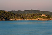 Frankreich, Var, Iles d'Hyeres, Parc National de Port Cros (Nationalpark von Port Cros), Insel Porquerolles, Fort und Bucht von Alycastre