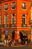 Frankreich, Haute-Garonne, Toulouse, gelistet bei Great Tourist Sites in Midi-Pyrenees, Tounis, Gäste vor einer beliebten Straßenbar bei Sonnenuntergang