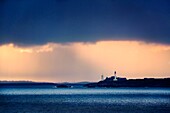 Frankreich, Finistere, Plougonvelin, Pointe Saint Mathieu, Kap Saint Mathieu Ende des Tages unter Denkmalschutz