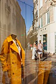 Frankreich, Pyrenees Orientales, Perpignan, Stadtzentrum, Spiegelung einer Straßenszene des Stadtzentrums im Schaufenster eines Geschäfts