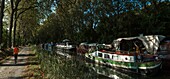 Frankreich, Haute-Garonne, Toulouse, aufgelistet unter Große touristische Sehenswürdigkeiten in Midi-Pyrenäen, Canal du Midi, Jogger auf einem Wanderweg in der Nähe des Canal de Midi