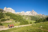 Frankreich, Hautes Alpes, Nevache, La Claree Tal, Wanderer auf dem GR pays du Tour du Mont Thabor, im Hintergrund das Massiv des Cerces (3093m) und die Gipfel des Main de Crepin (2942m)