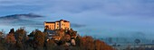 Frankreich, Pyrenäen, Ariege, Prat-Bonrepaux, Blick auf eine Burg auf einem Felsvorsprung über einem Tal im Morgennebel