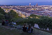 Frankreich, Rhone, Lyon, historische Stätte, die von der UNESCO zum Weltkulturerbe erklärt wurde, Garten von Montreal-du Belvedere-des Curiosites auf dem Hügel von Fourvière, Blick auf den Wolkenkratzer La Part Dieu mit dem Oxygene-Rundgang, dem Pencil und dem neuen Incity-Rundgang, der der dritte Wolkenkratzer Frankreichs ist (mit Pfeil), Blick auf das Hotel Dieu