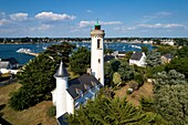 Frankreich, Morbihan, Golf von Morbihan, Regionaler Naturpark des Golfs von Morbihan, Bucht von Quiberon, Presqu'ile de Rhuys (Halbinsel Rhuys), Arzon, der Leuchtturm von Port Navalo (Luftaufnahme)
