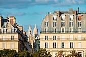 Frankreich, Paris, Haussmann-Gebäude in der Rue de Rivoli und die Sacre Coeur