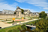 Frankreich, Morbihan, Golf von Morbihan, Vannes, Gesamtansicht der Stadtmauern, Connetable-Turm (Kommandant des französischen Turms) und Kathedrale St-Pierre im Hintergrund