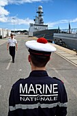 Frankreich, Var, Toulon, der Marinestützpunkt (Arsenal), Matrose der französischen Marine mit seiner bachi bonnet (Matrosenmütze), die von einem Pompon gekrönt wird