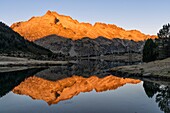 Frankreich, Hautes Pyrenees, Naturpark Neouvielle, Neouvielle-Massiv (3091m) und Aumar-See bei Sonnenaufgang