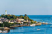 Frankreich, Finistere, Benodet, Mündung des Flusses Odet, im Hintergrund die Inselgruppe Glenans, im Hintergrund die Inselgruppe Glenans