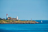 France, Finistere, Plougonvelin, Pointe Saint Mathieu, Saint Mathieu lighthouse and abbey seen from Le Conquet