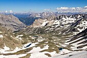 Frankreich, Hautes Alpes, Nevache, das hohe enge Tal, links der weiße See (2614m) und der See Chardonnet (2599m) seit dem Col des Muandes (2828m) auf dem GR 57