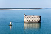 Frankreich, Charente Maritime, Fort Boyard, Segelboot und das Fort (Luftaufnahme)