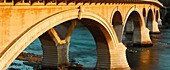 Frankreich, Haute-Garonne, Toulouse, eingetragen bei Great Tourist Sites in Midi-Pyrenees, Catalans-Brücke, Panoramablick auf die Brücke bei Sonnenaufgang