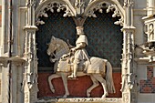 Frankreich, Loir et Cher, Tal der Loire, das von der UNESCO zum Weltkulturerbe erklärt wurde, Blois, königliches Schloss von Blois, Fassade des Schlosses von Ludwig XII. und Reiterstandbild von Ludwig XII.