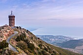 Frankreich, Pyrenees Orientales, Banyuls, Madeloc-Turm, Überblick über den Ort bei Sonnenaufgang