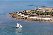 Frankreich, Charente Maritime, L'Ile d'Aix, Segelboot und die Leuchttürme (Luftaufnahme)