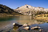Frankreich, Hohe Pyrenäen, Naturpark Neouvielle, Neouvielle-Massiv (3091m) und Aumar-See