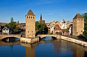 Frankreich, Bas Rhin, Straßburg, Altstadt, die von der UNESCO zum Weltkulturerbe erklärt wurde, Stadtteil Petite France, Wehrtürme der überdachten Brücken und die Kathedrale Notre Dame im Hintergrund