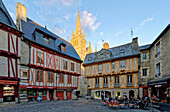 Frankreich, Morbihan, Golf von Morbihan, Vannes, die mittelalterliche Altstadt, Fachwerkhäuser auf dem Platz Henri der Vierte und die Kathedrale Saint Pierre