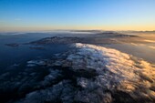 Frankreich, Bouches du Rhone, Calanques-Nationalpark, Marseille, Naturschutzgebiet Riou-Archipel, Insel Riou, Stadtzentrum im Hintergrund (Luftaufnahme)