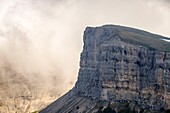 Frankreich, Drome, Regionaler Naturpark Vercors, Wanderer auf den Klippen des Plateaus von Font d'Urle