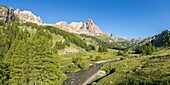 Frankreich, Hautes Alpes, Nevache, La Claree Tal, die Pont du Moutet, im Hintergrund das Massiv des Cerces (3093m) und die Gipfel des Main de Crepin (2942m)