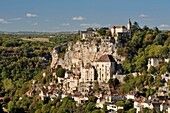 Frankreich, Lot, Haut Quercy, Rocamadour, mittelalterliche religiöse Stadt mit ihren Heiligtümern mit Blick auf die Schlucht von Alzouet und die Etappe des Jakobsweges, von Osten aus gesehen