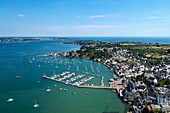 Frankreich, Morbihan, Golf von Morbihan, Regionaler Naturpark des Golfs von Morbihan, Locmariquer, Der Hafen und die Einfahrt in den Golf von Morbihan (Luftaufnahme)