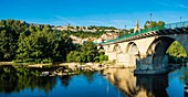 Frankreich, Ardeche, Aubenas, Ucel-Brücke über den Fluss Ardeche