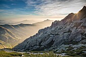 Frankreich, Haute Corse, Corte, Restonica-Tal, Wanderung im Regionalen Naturpark, auf dem GR 20, vorbei am südlichen Kamm der Punta Muzella, Blick auf das Fiume-Tal bei Sonnenuntergang