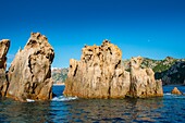 Frankreich, Corse du Sud, Porto, Golf von Porto, von der UNESCO zum Weltkulturerbe erklärt, Besuch der Küste zu den ockerfarbenen Klippen mit dem Boot zum Capo Rosso, viele Inseln konstellieren die Küste