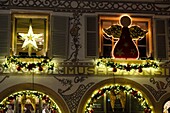 Frankreich, Haut Rhin, Colmar, Rue des Tetes, Hansi-Museum, während des Weihnachtsmarktes, Beleuchtung
