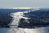 Frankreich, Bouches du Rhone, Martigues, Teich von Berre, Hubbrücke über den Gallifet-Kanal, Caronte-Kanal und Autobahnbrücke A55 (Luftaufnahme)