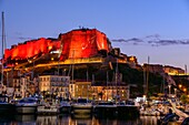 Frankreich, Corse du Sud, Bonifacio, Lichtspiel auf der Zitadelle und der Bastion von Etendard vom Yachthafen aus gesehen in der Abenddämmerung