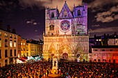 Frankreich, Rhone, Lyon, Stadtviertel Vieux-Lyon, historische Stätte, die von der UNESCO zum Weltkulturerbe erklärt wurde, die Kathedrale von Lyon (Cathedrale Saint-Jean-Baptiste de Lyon) während der Fete des Lumieres (Lichtfest), Ausstellung Pigments De Lumière von Nuno Maya und Carole Purnelle