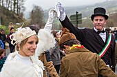 Frankreich, Pyrenees Atlantiques, Baskisches Land, Sainte Engrace, Die Souletine Masquerade (Xiberoko Maskarada) ist ein umherziehender Karnevalsritus, der von Dorf zu Dorf zieht