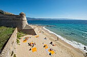 Frankreich, Corse du Sud, Ajaccio, ein Turm der Zitadelle Miollis und der Strand, die orangen Handtücher sind die des Kreuzfahrtschiffes