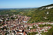Frankreich, Jura, Poligny, Blick auf die Stadt und die abgelegene Poligny, da die Croix du Dan, Pavillon