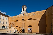 Frankreich, Haute Corse, Bastia, in der Zitadelle, der Kerkerplatz und die ockerfarbene Fassade des ehemaligen Gouverneurspalastes