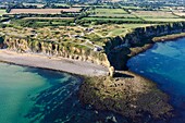 Frankreich, Calvados, Cricqueville en Bessin, deutsche Befestigungsanlagen an der Pointe du Hoc (Luftaufnahme)