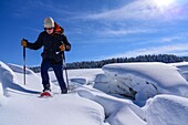 Frankreich, Jura, Große Juradurchquerung der GTJ auf Schneeschuhen, Durchquerung majestätischer Landschaften zwischen Lajoux und Molunes